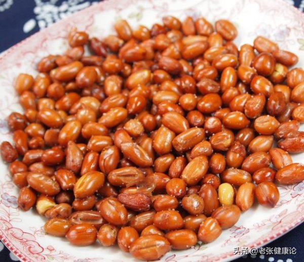 凤凰彩票(中国)官方网站 为什么喝酒时不可碰花生米？医师：喝酒最佳少吃这5种“下酒筵”